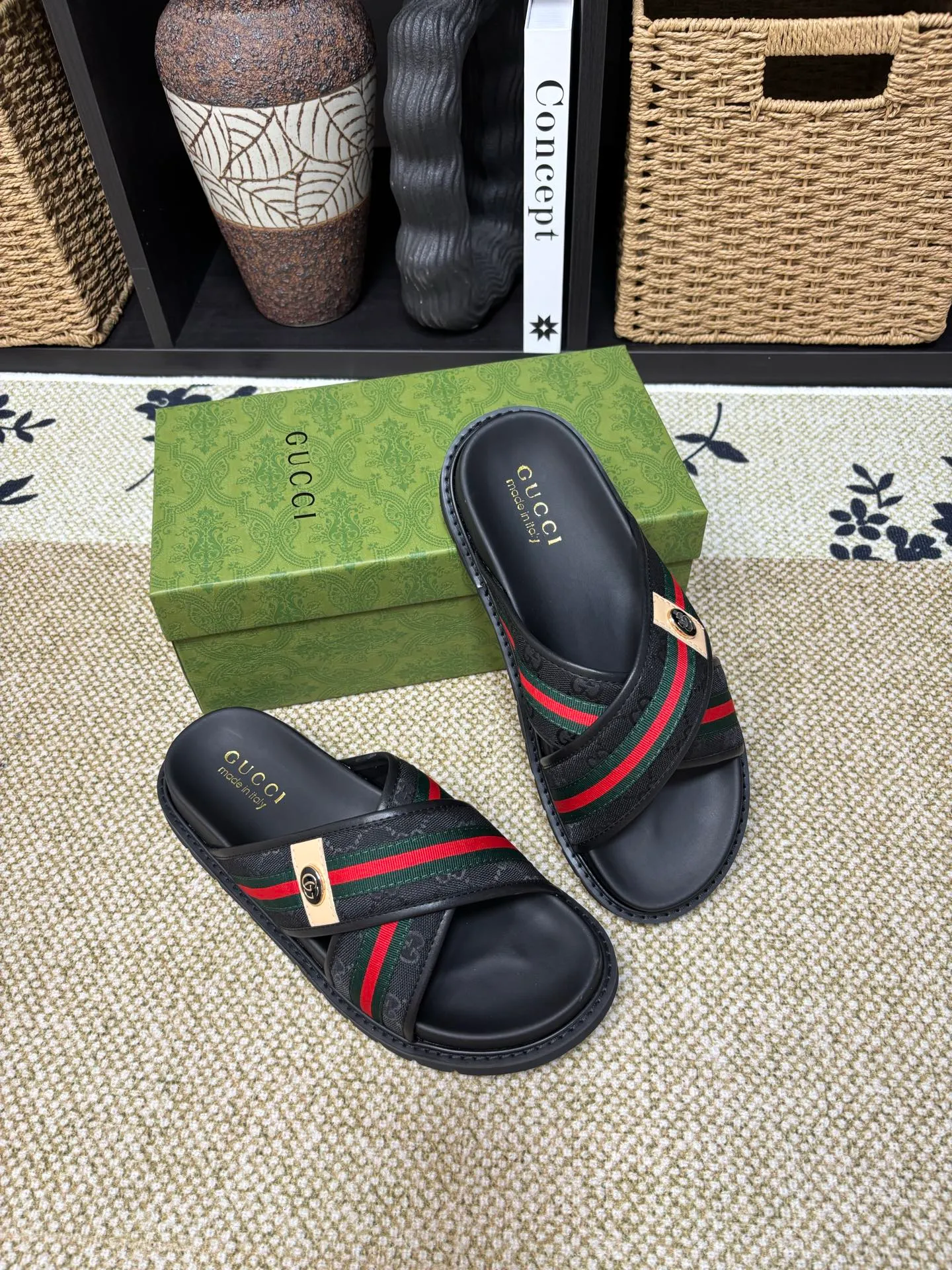 Factory 💰 300 yuan Gucci slippers] high-end men's shoes brand official website 1:1 latest masterpiece: original mold customization, the fabric is made of imported original materials, upgraded outsole, lighter and non-slip. The market's top quality, simple yet tasteful, a must-have for fashionistas, fashionable at your feet, full of confidence, the same style at the counter 👍The season of summer slippers is here. Code: 38-45 (45 customized)